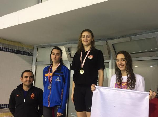 Liseler Arası 50 metre Kurbağalama Yarışlarında Lara Nalbantoğlu İzmir Birincisi!